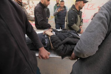 15 Şubat 2026 - Gazze, Filistin: Jabalia bölgesinde yerlerinden edilen sivillerin hedef alındığı bir çadır saldırısının ardından şafak vakti dört Filistinli öldürüldü. (hashem zimmo\ Yeni 2))