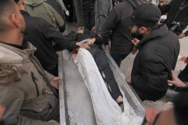 15 Şubat 2026 - Gazze, Filistin: Jabalia bölgesinde yerlerinden edilen sivillerin hedef alındığı bir çadır saldırısının ardından şafak vakti dört Filistinli öldürüldü. (hashem zimmo\ Yeni 2))