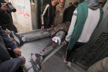 15 Şubat 2026 - Gazze, Filistin: Jabalia bölgesinde yerlerinden edilen sivillerin hedef alındığı bir çadır saldırısının ardından şafak vakti dört Filistinli öldürüldü. (hashem zimmo\ Yeni 2))