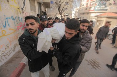 15 Şubat 2026 - Gazze, Filistin: Jabalia bölgesinde yerlerinden edilen sivillerin hedef alındığı bir çadır saldırısının ardından şafak vakti dört Filistinli öldürüldü. (hashem zimmo\ Yeni 2))