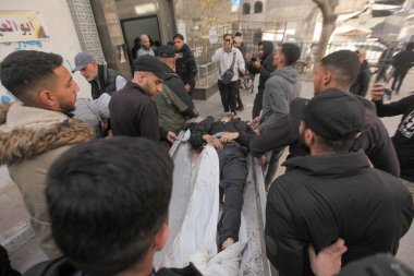 15 Şubat 2026 - Gazze, Filistin: Jabalia bölgesinde yerlerinden edilen sivillerin hedef alındığı bir çadır saldırısının ardından şafak vakti dört Filistinli öldürüldü. (hashem zimmo\ Yeni 2))