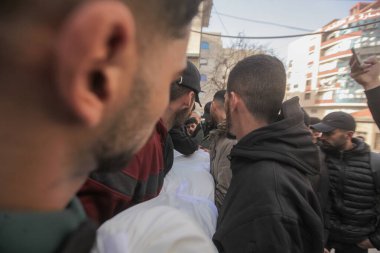 15 Şubat 2026 - Gazze, Filistin: Jabalia bölgesinde yerlerinden edilen sivillerin hedef alındığı bir çadır saldırısının ardından şafak vakti dört Filistinli öldürüldü. (hashem zimmo\ Yeni 2))