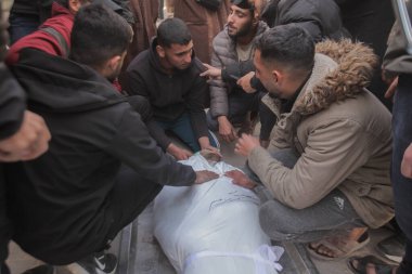 15 Şubat 2026 - Gazze, Filistin: Jabalia bölgesinde yerlerinden edilen sivillerin hedef alındığı bir çadır saldırısının ardından şafak vakti dört Filistinli öldürüldü. (hashem zimmo\ Yeni 2))