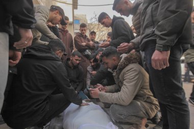 15 Şubat 2026 - Gazze, Filistin: Jabalia bölgesinde yerlerinden edilen sivillerin hedef alındığı bir çadır saldırısının ardından şafak vakti dört Filistinli öldürüldü. (hashem zimmo\ Yeni 2))