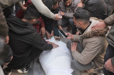 15 Şubat 2026 - Gazze, Filistin: Jabalia bölgesinde yerlerinden edilen sivillerin hedef alındığı bir çadır saldırısının ardından şafak vakti dört Filistinli öldürüldü. (hashem zimmo\ Yeni 2))