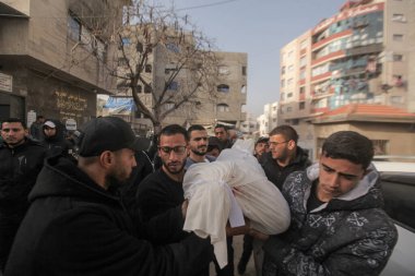 15 Şubat 2026 - Gazze, Filistin: Jabalia bölgesinde yerlerinden edilen sivillerin hedef alındığı bir çadır saldırısının ardından şafak vakti dört Filistinli öldürüldü. (hashem zimmo\ Yeni 2))