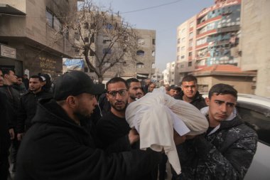 15 Şubat 2026 - Gazze, Filistin: Jabalia bölgesinde yerlerinden edilen sivillerin hedef alındığı bir çadır saldırısının ardından şafak vakti dört Filistinli öldürüldü. (hashem zimmo\ Yeni 2))