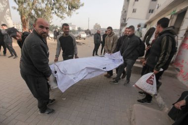 15 Şubat 2026 - Gazze, Filistin: Jabalia bölgesinde yerlerinden edilen sivillerin hedef alındığı bir çadır saldırısının ardından şafak vakti dört Filistinli öldürüldü. (hashem zimmo\ Yeni 2))