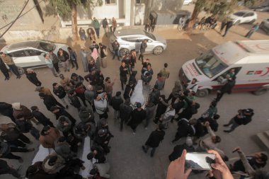 15 Şubat 2026 - Gazze, Filistin: Jabalia bölgesinde yerlerinden edilen sivillerin hedef alındığı bir çadır saldırısının ardından şafak vakti dört Filistinli öldürüldü. (hashem zimmo\ Yeni 2))