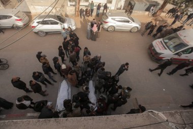 15 Şubat 2026 - Gazze, Filistin: Jabalia bölgesinde yerlerinden edilen sivillerin hedef alındığı bir çadır saldırısının ardından şafak vakti dört Filistinli öldürüldü. (hashem zimmo\ Yeni 2))