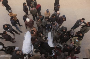 15 Şubat 2026 - Gazze, Filistin: Jabalia bölgesinde yerlerinden edilen sivillerin hedef alındığı bir çadır saldırısının ardından şafak vakti dört Filistinli öldürüldü. (hashem zimmo\ Yeni 2))