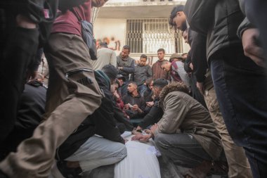 15 Şubat 2026 - Gazze, Filistin: Jabalia bölgesinde yerlerinden edilen sivillerin hedef alındığı bir çadır saldırısının ardından şafak vakti dört Filistinli öldürüldü. (hashem zimmo\ Yeni 2))