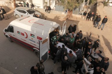 15 Şubat 2026 - Gazze, Filistin: Jabalia bölgesinde yerlerinden edilen sivillerin hedef alındığı bir çadır saldırısının ardından şafak vakti dört Filistinli öldürüldü. (hashem zimmo\ Yeni 2))