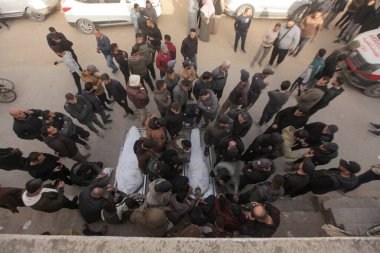 15 Şubat 2026 - Gazze, Filistin: Jabalia bölgesinde yerlerinden edilen sivillerin hedef alındığı bir çadır saldırısının ardından şafak vakti dört Filistinli öldürüldü. (hashem zimmo\ Yeni 2))