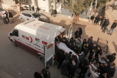 15 Şubat 2026 - Gazze, Filistin: Jabalia bölgesinde yerlerinden edilen sivillerin hedef alındığı bir çadır saldırısının ardından şafak vakti dört Filistinli öldürüldü. (hashem zimmo\ Yeni 2))