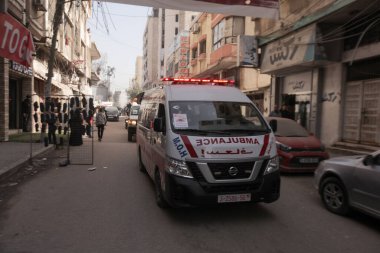 Gazze, Filistin: Ambulans ekipleri ve acil sağlık görevlileri, Filistinli tutukluları etkileyen İsrail cezaevi tedbirlerini protesto etmek için bir miting düzenleyerek, gözaltı koşullarının iyileştirilmesi ve insani yardım ve sağlık haklarına saygı çağrısında bulundu.