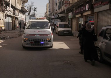 Gazze, Filistin: Ambulans ekipleri ve acil sağlık görevlileri, Filistinli tutukluları etkileyen İsrail cezaevi tedbirlerini protesto etmek için bir miting düzenleyerek, gözaltı koşullarının iyileştirilmesi ve insani yardım ve sağlık haklarına saygı çağrısında bulundu.