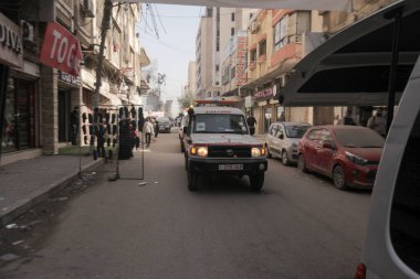 Gazze, Filistin: Ambulans ekipleri ve acil sağlık görevlileri, Filistinli tutukluları etkileyen İsrail cezaevi tedbirlerini protesto etmek için bir miting düzenleyerek, gözaltı koşullarının iyileştirilmesi ve insani yardım ve sağlık haklarına saygı çağrısında bulundu.