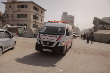 Gazze, Filistin: Ambulans ekipleri ve acil sağlık görevlileri, Filistinli tutukluları etkileyen İsrail cezaevi tedbirlerini protesto etmek için bir miting düzenleyerek, gözaltı koşullarının iyileştirilmesi ve insani yardım ve sağlık haklarına saygı çağrısında bulundu.