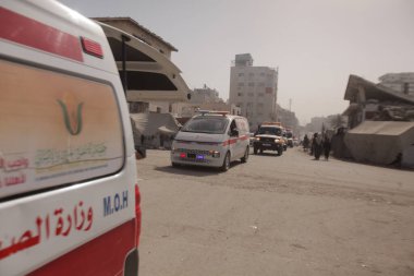 Gazze, Filistin: Ambulans ekipleri ve acil sağlık görevlileri, Filistinli tutukluları etkileyen İsrail cezaevi tedbirlerini protesto etmek için bir miting düzenleyerek, gözaltı koşullarının iyileştirilmesi ve insani yardım ve sağlık haklarına saygı çağrısında bulundu.