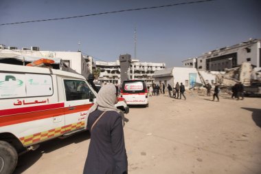 Gazze, Filistin: Ambulans ekipleri ve acil sağlık görevlileri, Filistinli tutukluları etkileyen İsrail cezaevi tedbirlerini protesto etmek için bir miting düzenleyerek, gözaltı koşullarının iyileştirilmesi ve insani yardım ve sağlık haklarına saygı çağrısında bulundu.