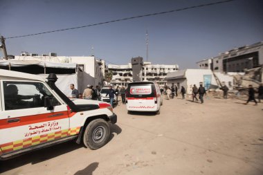 Gazze, Filistin: Ambulans ekipleri ve acil sağlık görevlileri, Filistinli tutukluları etkileyen İsrail cezaevi tedbirlerini protesto etmek için bir miting düzenleyerek, gözaltı koşullarının iyileştirilmesi ve insani yardım ve sağlık haklarına saygı çağrısında bulundu.