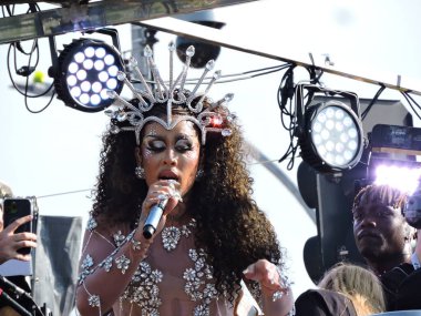 Sao Paulo (SP), Brezilya 02 / 14 / 2026 - Gloria Groove, 2026 yılında Ibirapuera 'da 10. kuruluş yıldönümünü kutlayan geleneksel LGBT blok Agrada Gregos' un geçidini sona erdirdi.)