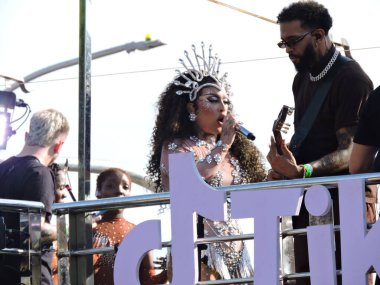 Sao Paulo (SP), Brezilya 02 / 14 / 2026 - Gloria Groove, 2026 yılında Ibirapuera 'da 10. kuruluş yıldönümünü kutlayan geleneksel LGBT blok Agrada Gregos' un geçidini sona erdirdi.)