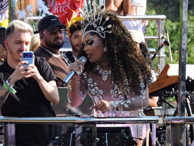 Sao Paulo (SP), Brezilya 02 / 14 / 2026 - Gloria Groove, 2026 yılında Ibirapuera 'da 10. kuruluş yıldönümünü kutlayan geleneksel LGBT blok Agrada Gregos' un geçidini sona erdirdi.)