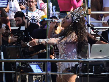Sao Paulo (SP), Brezilya 02 / 14 / 2026 - Gloria Groove, 2026 yılında Ibirapuera 'da 10. kuruluş yıldönümünü kutlayan geleneksel LGBT blok Agrada Gregos' un geçidini sona erdirdi.)