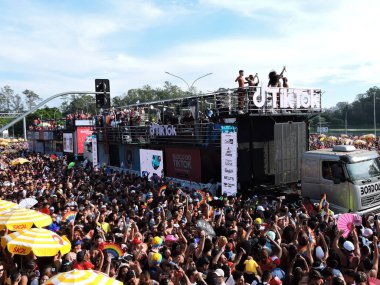 Sao Paulo (SP), Brezilya 02 / 14 / 2026 - Gloria Groove, 2026 yılında Ibirapuera 'da 10. kuruluş yıldönümünü kutlayan geleneksel LGBT blok Agrada Gregos' un geçidini sona erdirdi.)