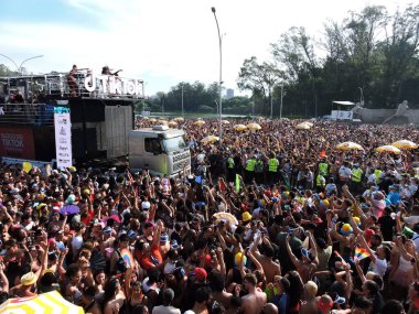 Sao Paulo (SP), Brezilya 02 / 14 / 2026 - Gloria Groove, 2026 yılında Ibirapuera 'da 10. kuruluş yıldönümünü kutlayan geleneksel LGBT blok Agrada Gregos' un geçidini sona erdirdi.)