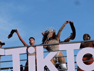 Sao Paulo (SP), Brezilya 02 / 14 / 2026 - Gloria Groove, 2026 yılında Ibirapuera 'da 10. kuruluş yıldönümünü kutlayan geleneksel LGBT blok Agrada Gregos' un geçidini sona erdirdi.)