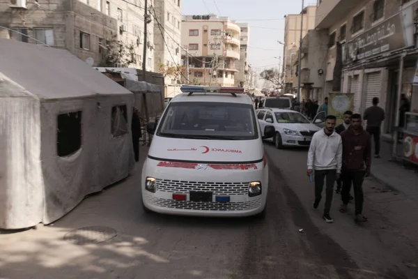 Gazze, Filistin: Ambulans ekipleri ve acil sağlık görevlileri, Filistinli tutukluları etkileyen İsrail cezaevi tedbirlerini protesto etmek için bir miting düzenleyerek, gözaltı koşullarının iyileştirilmesi ve insani yardım ve sağlık haklarına saygı çağrısında bulundu.