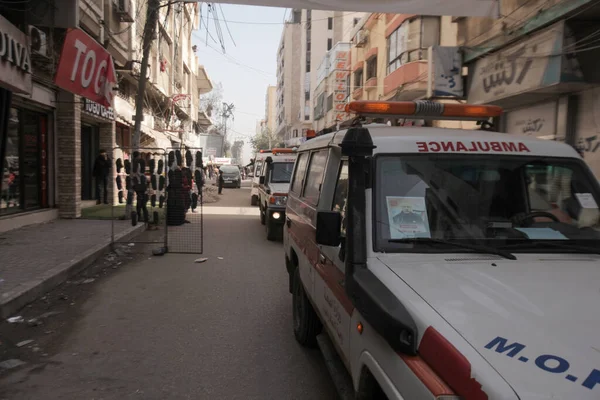 Gazze, Filistin: Ambulans ekipleri ve acil sağlık görevlileri, Filistinli tutukluları etkileyen İsrail cezaevi tedbirlerini protesto etmek için bir miting düzenleyerek, gözaltı koşullarının iyileştirilmesi ve insani yardım ve sağlık haklarına saygı çağrısında bulundu.