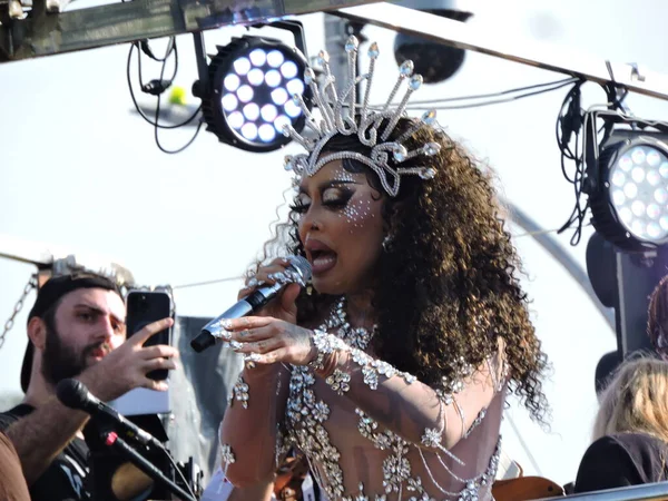 Sao Paulo (SP), Brezilya 02 / 14 / 2026 - Gloria Groove, 2026 yılında Ibirapuera 'da 10. kuruluş yıldönümünü kutlayan geleneksel LGBT blok Agrada Gregos' un geçidini sona erdirdi.)