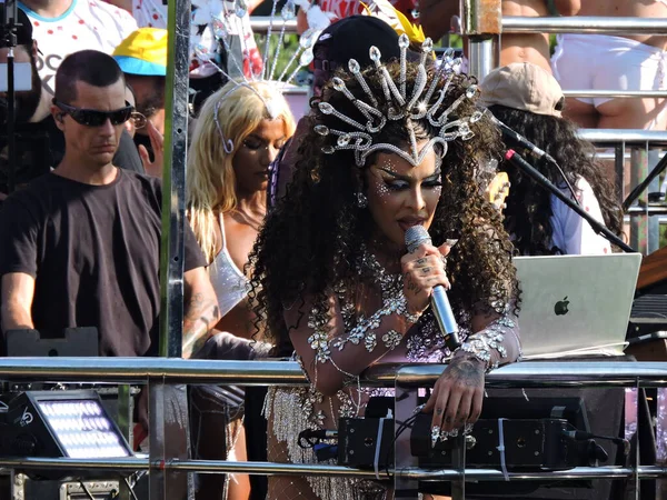 Sao Paulo (SP), Brezilya 02 / 14 / 2026 - Gloria Groove, 2026 yılında Ibirapuera 'da 10. kuruluş yıldönümünü kutlayan geleneksel LGBT blok Agrada Gregos' un geçidini sona erdirdi.)