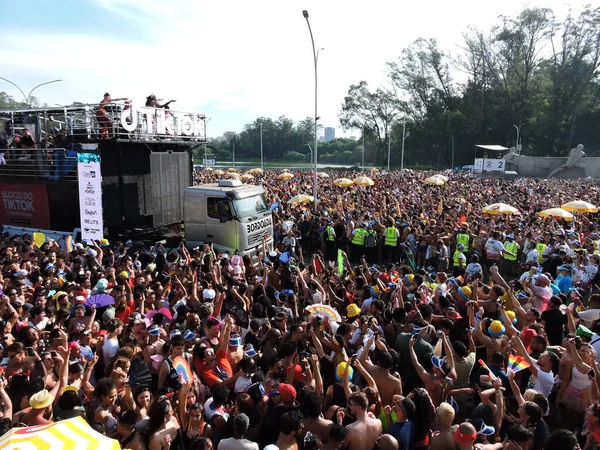 Sao Paulo (SP), Brezilya 02 / 14 / 2026 - Gloria Groove, 2026 yılında Ibirapuera 'da 10. kuruluş yıldönümünü kutlayan geleneksel LGBT blok Agrada Gregos' un geçidini sona erdirdi.)