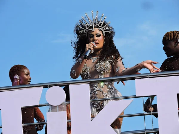 Sao Paulo (SP), Brezilya 02 / 14 / 2026 - Gloria Groove, 2026 yılında Ibirapuera 'da 10. kuruluş yıldönümünü kutlayan geleneksel LGBT blok Agrada Gregos' un geçidini sona erdirdi.)