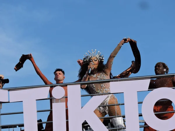 Sao Paulo (SP), Brezilya 02 / 14 / 2026 - Gloria Groove, 2026 yılında Ibirapuera 'da 10. kuruluş yıldönümünü kutlayan geleneksel LGBT blok Agrada Gregos' un geçidini sona erdirdi.)