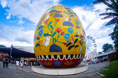 Pomerode (SC), Brezilya 02 / 16 / 2026 - Çocuk kitabı yazarı ve çizer Guilherme Karsten 'in (Richard ferrari / thenews2) bir tablosuyla dünyanın 16.72 metre uzunluğunda ve 10.88 metre çapında en büyük Paskalya yumurtası)