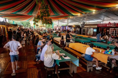 Pomerode (SC), Brezilya 02 / 16 / 2026 - Brezilya 'nın Pomerode eyaletinde, Brezilya' nın en büyük Alman Paskalya kutlaması olan Osterfest 'te turistler, dünyanın en büyük dekore edilmiş Paskalya yumurtasına (Richard ferrari / thenews2)