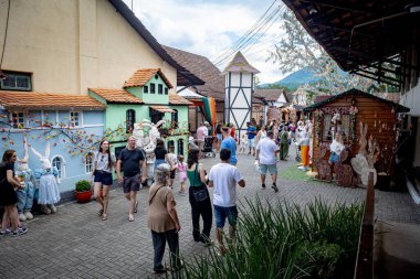 Pomerode (SC), Brezilya 02 / 16 / 2026 - Brezilya 'nın Pomerode eyaletinde, Brezilya' nın en büyük Alman Paskalya kutlaması olan Osterfest 'te turistler, dünyanın en büyük dekore edilmiş Paskalya yumurtasına (Richard ferrari / thenews2)