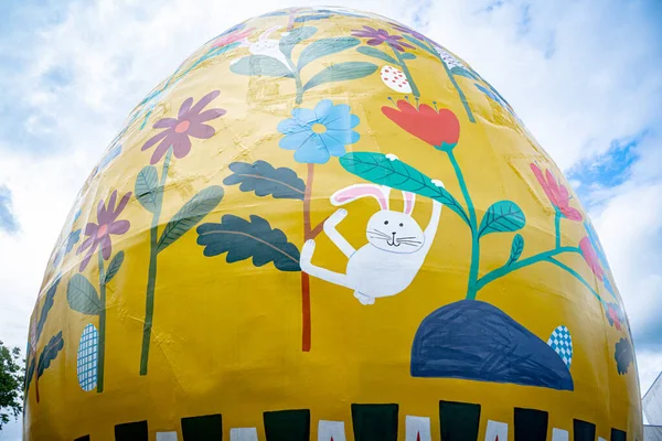 Pomerode (SC), Brezilya 02 / 16 / 2026 - Çocuk kitabı yazarı ve çizer Guilherme Karsten 'in (Richard ferrari / thenews2) bir tablosuyla dünyanın 16.72 metre uzunluğunda ve 10.88 metre çapında en büyük Paskalya yumurtası)