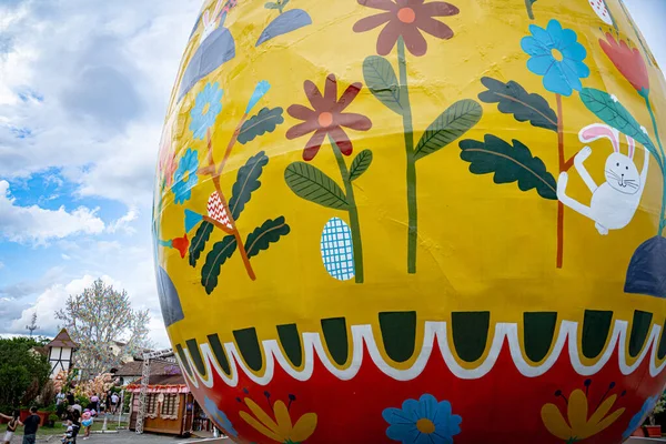 Pomerode (SC), Brezilya 02 / 16 / 2026 - Çocuk kitabı yazarı ve çizer Guilherme Karsten 'in (Richard ferrari / thenews2) bir tablosuyla dünyanın 16.72 metre uzunluğunda ve 10.88 metre çapında en büyük Paskalya yumurtası)