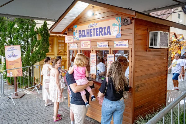 Pomerode (SC), Brezilya 02 / 16 / 2026 - Brezilya 'nın Pomerode eyaletinde, Brezilya' nın en büyük Alman Paskalya kutlaması olan Osterfest 'te turistler, dünyanın en büyük dekore edilmiş Paskalya yumurtasına (Richard ferrari / thenews2)