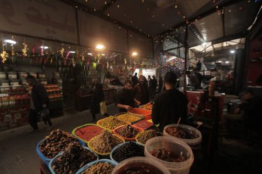 Gazze, Filistin - 17 Şubat 2026: Filistinliler Ramazan 'ın ilerisindeki Gazze' deki El Zawiya Pazarı 'nda alışveriş yapıyorlar. (hashem zimmo\ Yeni 2))