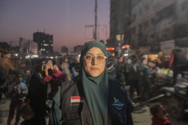 17 Şubat 2026 - Gazze, Filistin: Gazze Halkını Kurtarma Komitesi, Gazze 'deki Al-Saraya kavşağındaki polis kulübesinin üzerine Ramazan feneri yerleştirerek kutsal Ramazan ayına etkinlik düzenledi. (Hashem Zimmo / Yeniler 2)