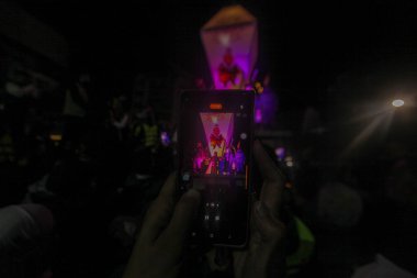 17 Şubat 2026 - Gazze, Filistin: Gazze Halkını Kurtarma Komitesi, Gazze 'deki Al-Saraya kavşağındaki polis kulübesinin üzerine Ramazan feneri yerleştirerek kutsal Ramazan ayına etkinlik düzenledi. (Hashem Zimmo / Yeniler 2)