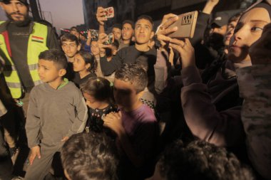 17 Şubat 2026 - Gazze, Filistin: Gazze Halkını Kurtarma Komitesi, Gazze 'deki Al-Saraya kavşağındaki polis kulübesinin üzerine Ramazan feneri yerleştirerek kutsal Ramazan ayına etkinlik düzenledi. (Hashem Zimmo / Yeniler 2)